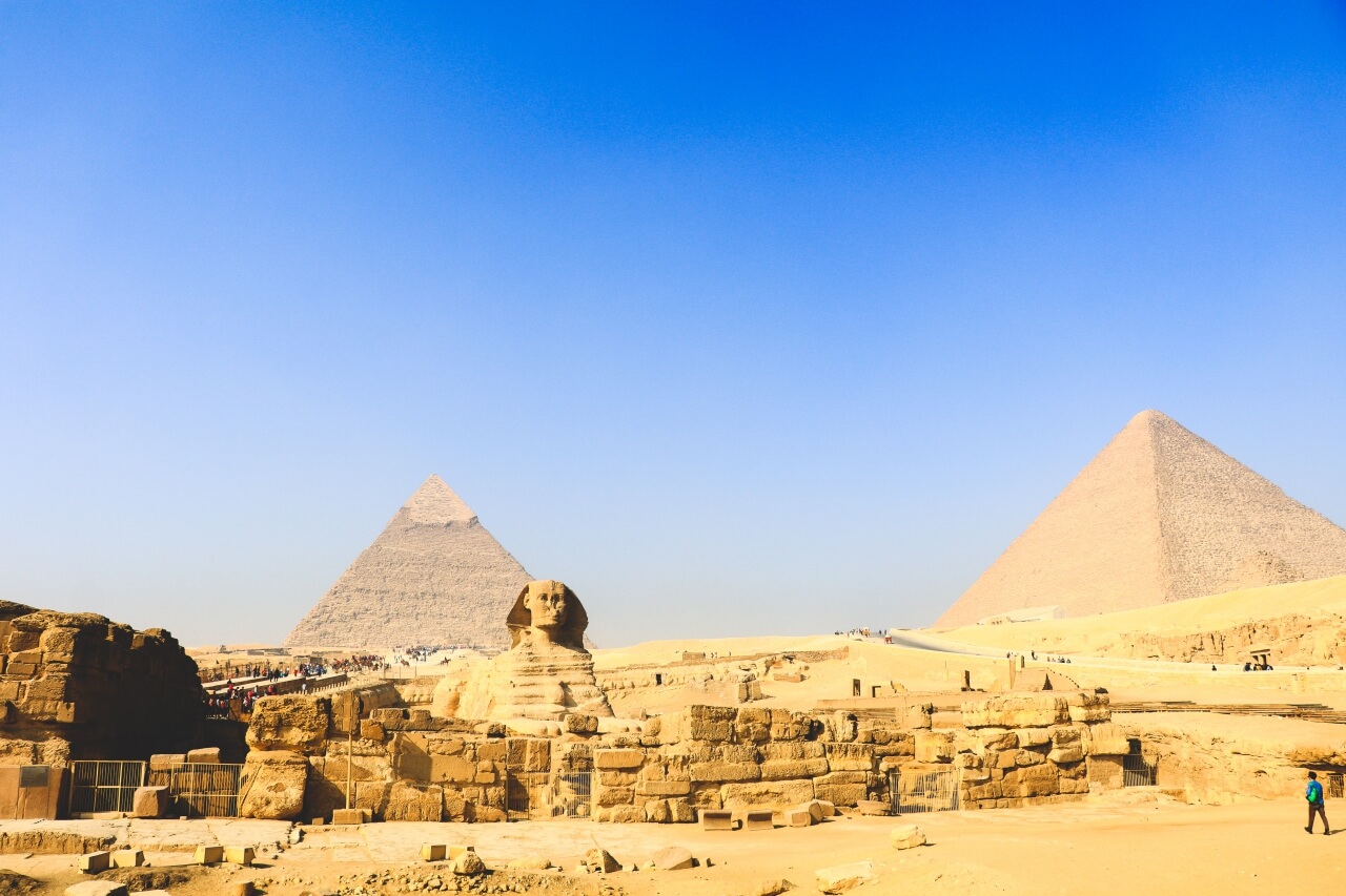 エジプトのギザのピラミッドとスフィンクス