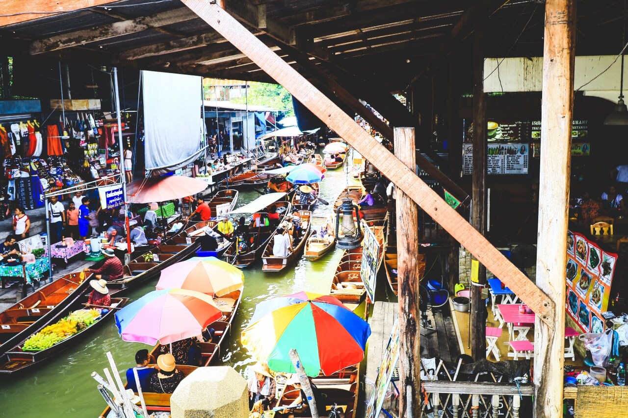 タイのダムヌンサドゥアック水上マーケット